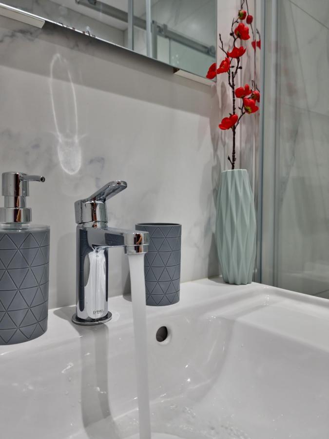 Carisa Deluxe Apartment With Jacuzzi Larnaka Exterior foto